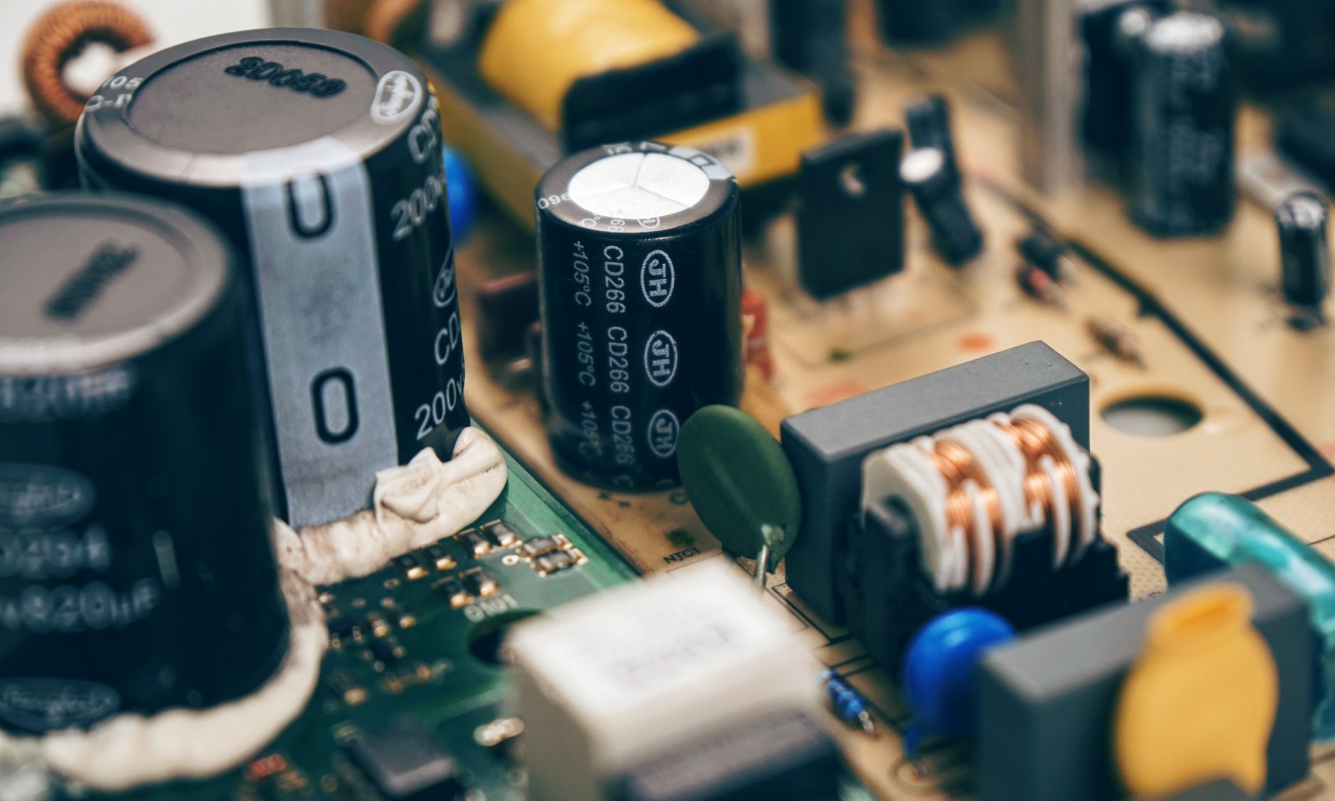 Zbliżenie kondensatorów elektrolitycznych na płytce drukowanej