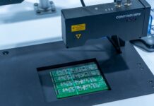 Czujniki IoT w przemyśle 4.0: co naprawdę warto mierzyć w nowoczesnej fabryce Zbliżenie na maszynę do inspekcji płytek PCB w nowoczesnej fabryce