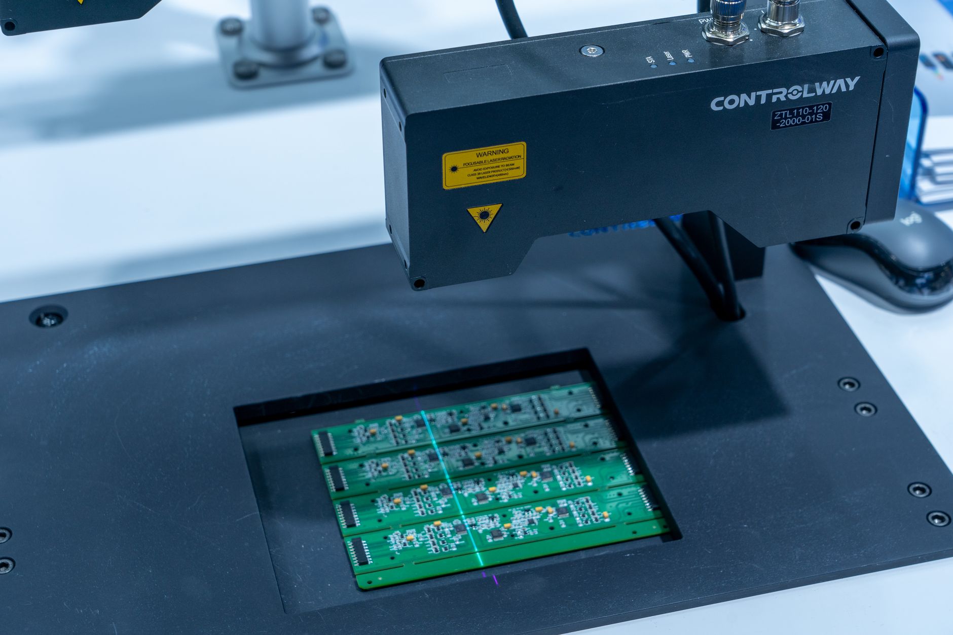 Zbliżenie na maszynę do inspekcji płytek PCB w nowoczesnej fabryce Zbliżenie na maszynę do inspekcji płytek PCB w nowoczesnej fabryce
