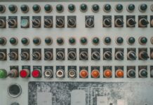 Explainable AI w automatyce: jak zrozumieć decyzje modeli w realnym procesie Zbliżenie na zabytkowy przemysłowy panel sterowania z przyciskami