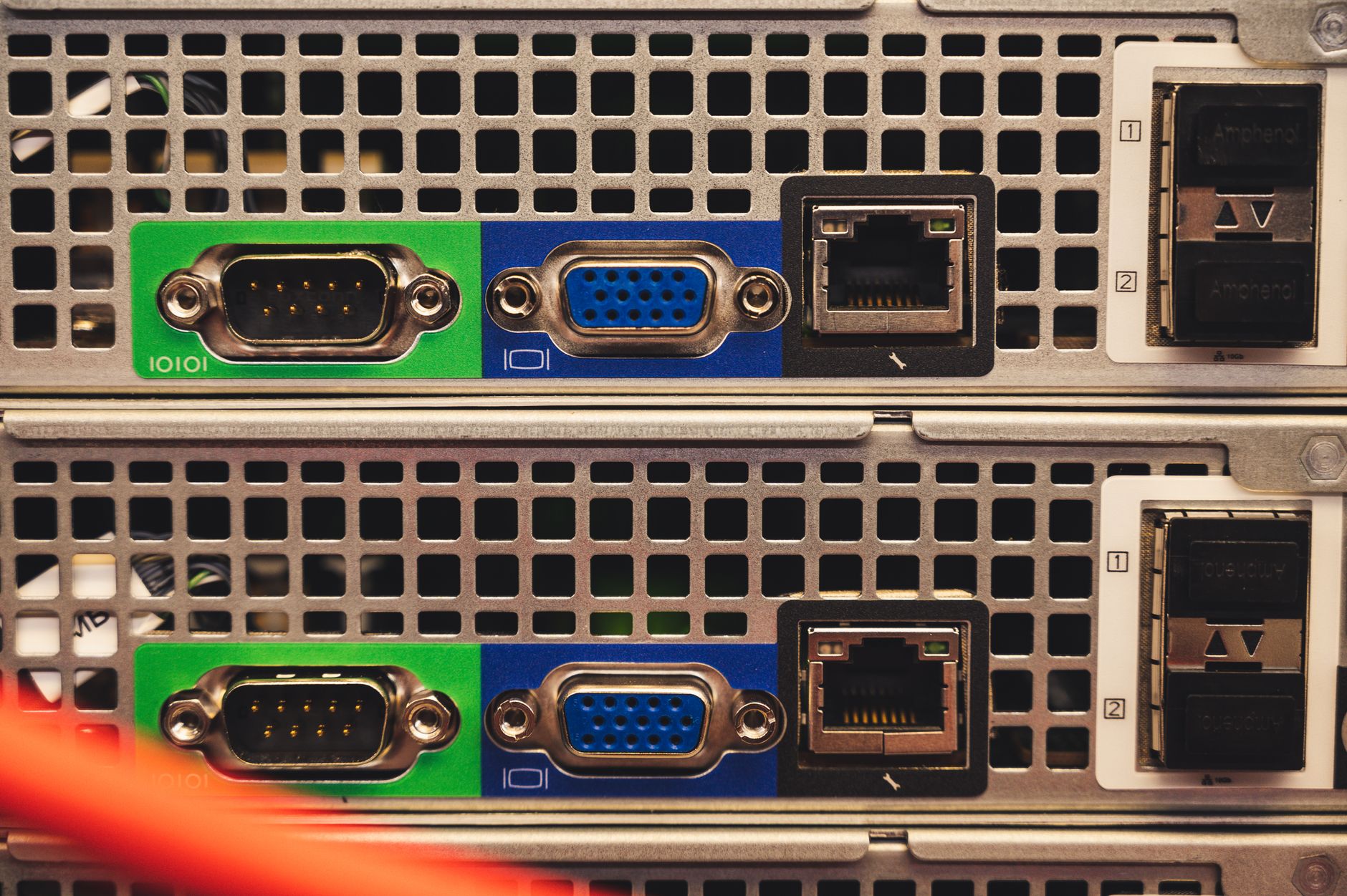 Zbliżenie portów Ethernet i VGA na serwerze w sieci przemysłowej