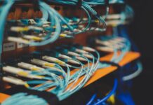 Przemysłowy Ethernet w fabryce: różnice między Profinet, EtherCAT i Ethernet IP Przemysłowy switch Ethernet z wieloma niebieskimi przewodami wpiętymi w porty